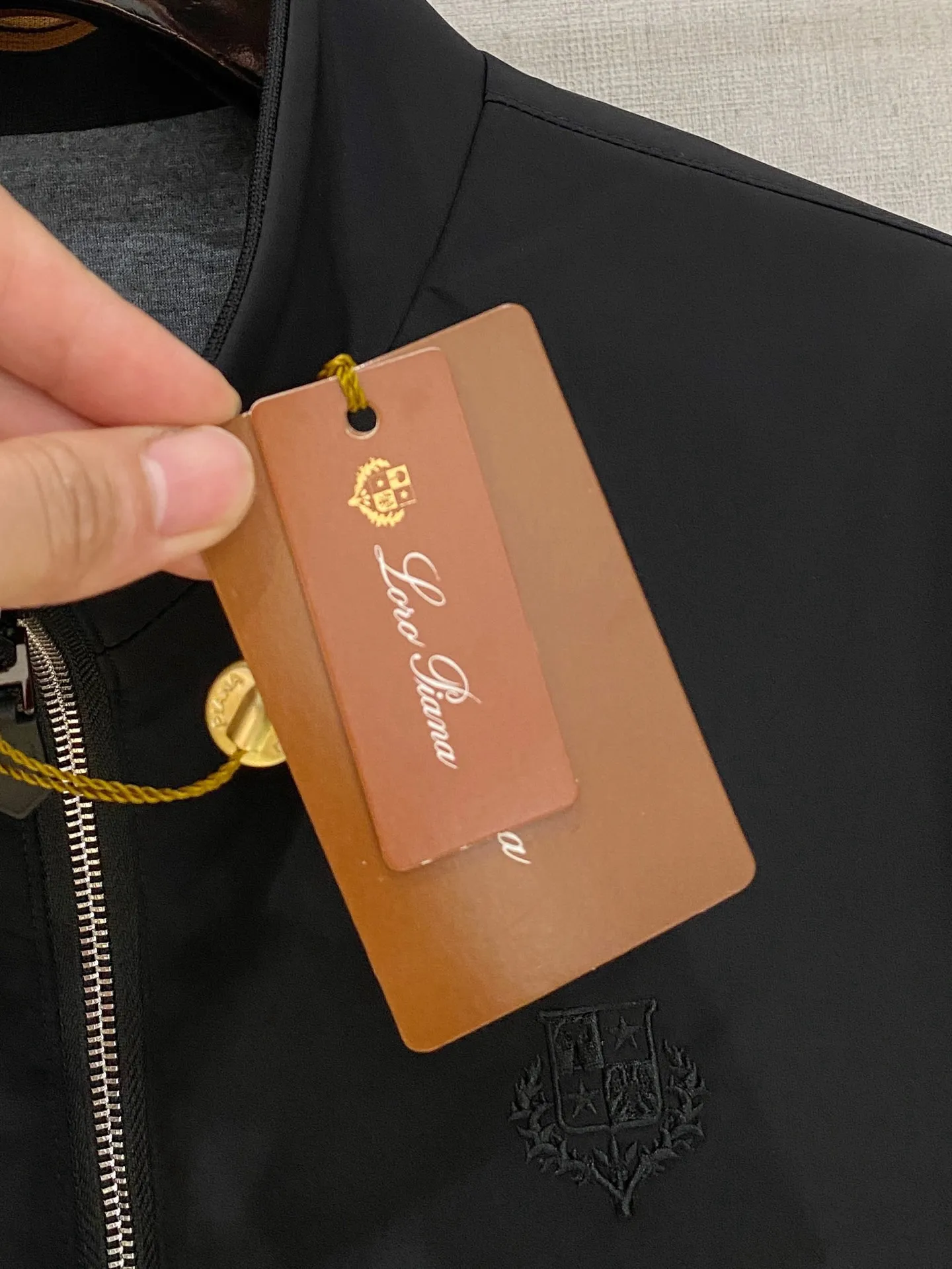 The Loro Piana reversible stand-collar jacket is a must-have in a mature man's wardrobe. It can be worn twice in one and is very cost-effective. The business style is made of high-elastic functional fabrics, anti-wrinkle and windproof, and the secret embroidered badge is low-key and exquisite. It is available in Navy Blue and Black, with front and back textures, suitable for business commuting; the casual style is made of knitted blended material, soft and skin-friendly, with contrasting ribbed baseball collar, and hemp Gray with its own relaxed atmosphere, and can be switched on both sides at will. There are two styles, one is business and the other is casual, the tailoring is simple and neat, the upper body is not pressed, the Italian style is high-end, low-key and noble. Sizes:M-4XL